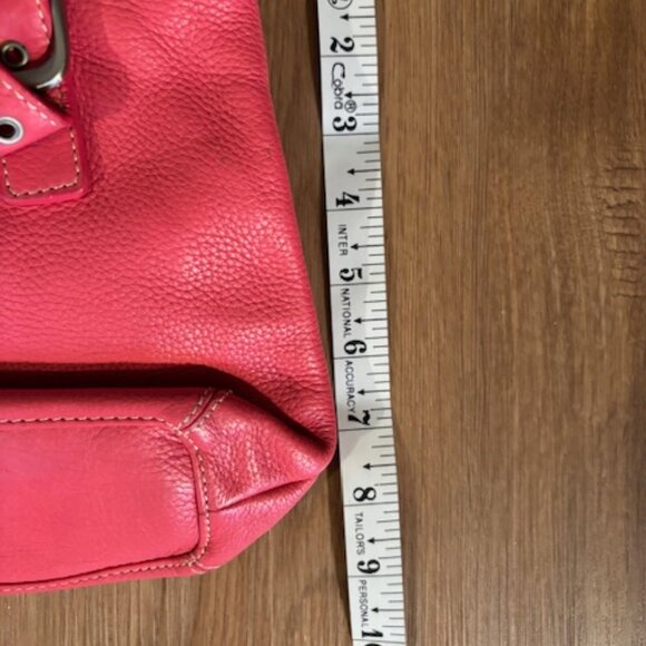 Tig & Co Pink Pebbled Leather Handbag w/Keychain Very Good Condition - Picture 6 of 7